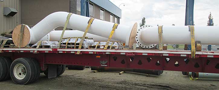 大型管子被运输在卡车上